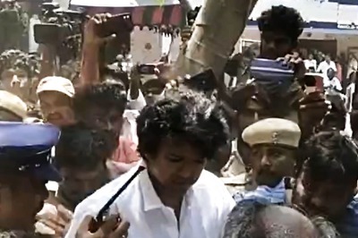 Vijay Brutally Mobbed Outside Lok Sabha Elections Polling Booth, Police Comes To His Rescue; Watch