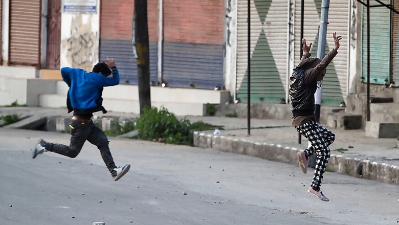 Twenty Injured in Kashmir as Protesters Defy Curfew