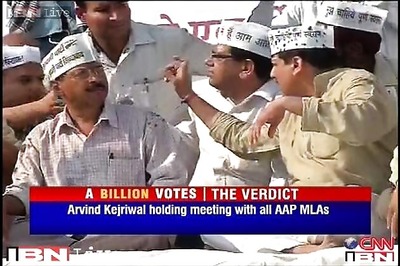 Kejriwal, AAP MLAs in a huddle amidst government formation talks