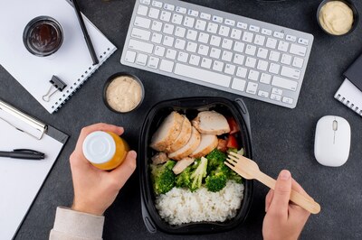 Mindful Eating for Moms on the Go: Strategies to Enjoy Ready-Made Meals Mindfully