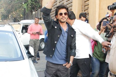 One Dead in Stampede as Shah Rukh Khan Fans Mob Vadodara Station