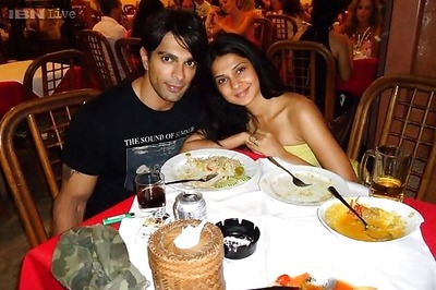 Karan Singh Grover confirms split from Jennifer Winget on Twitter, asks for privacy