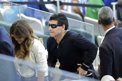 World Cup 2014: Maradona responds to Argentina football chief with 'middle finger'