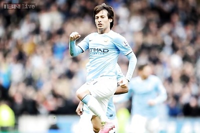 Manchester City beat Hull 2-0 despite early red card