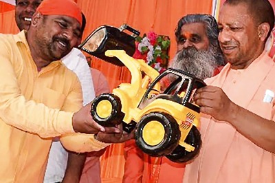 'Bulldozer Baba' on Duty, Top Officers Suspended, Ministers on Field as CM Yogi Vows to Make UP 'Swachh'