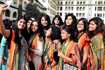 Delhi University Students Approach DCW Over Notice Banning Selfies, Combing