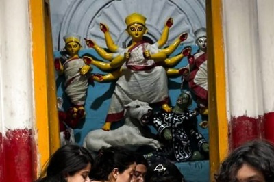 This Durga Pujo in Kolkata Has An 'Englishman' As An Asur