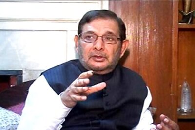 JD(U) chief Sharad Yadav's chopper lands in school ground during class hours