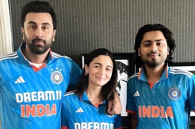 Ranbir Kapoor Holds Alia Bhatt Close As They Match In Team India Jerseys For Ind Vs Aus World Cup Final