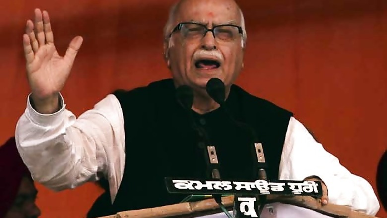 Advani dubs Manmohan Singh as the 'weakest PM ever'