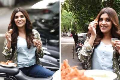 Mukta Barve Enjoys Fritters and Tea During Monsoon; Here's The Proof