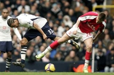 10-man Arsenal hold on against Tottenham Hotspur