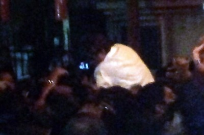 Big B, Abhishek hurt outside Bal Thackarey's home