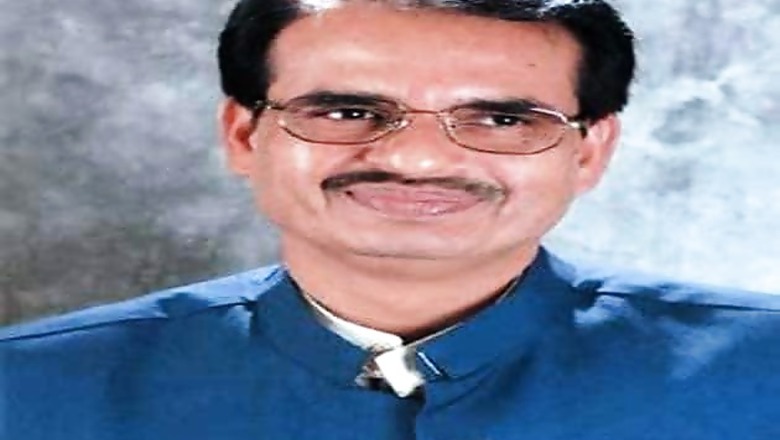 Shivraj Singh Chouhan distributes cheques to students to buy laptops