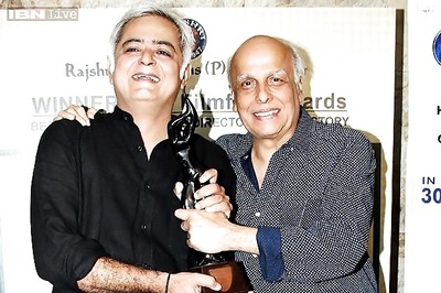 Mahesh Bhatt gives his Filmfare trophy to Hansal Mehta that he won for 'Saaransh' in 1984