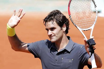 Federer equals record, Azarenka fights to win