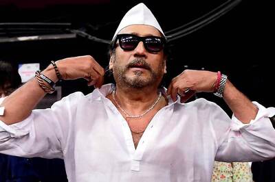 This Video Of Jackie Shroff Clearing Traffic On Lucknow Road Is Breaking The Internet