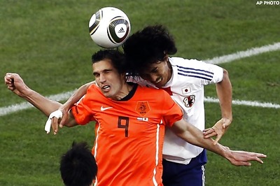 Van Marwijk calls team meeting over Persie