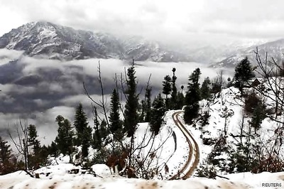 Fresh snowfall closes Srinagar-Jammu highway