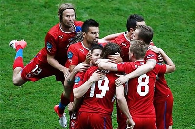 Czechs stay in the hunt with win over Greece