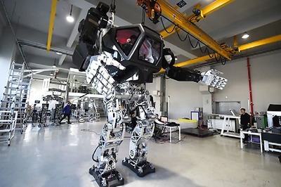 Avatar-Like S. Korean Manned Robot Starts to Walk