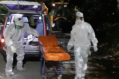 Chennai Locals Pelt Stones at Ambulance Carrying Body of Popular Doctor Who Died Due to Covid-19