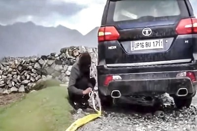 Mahindra Scorpio and Toyota Innova Get Stuck, Tata Hexa Rescues – Watch Video
