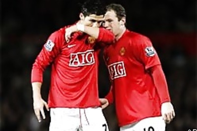 Ronaldo puts Manchester United back on top