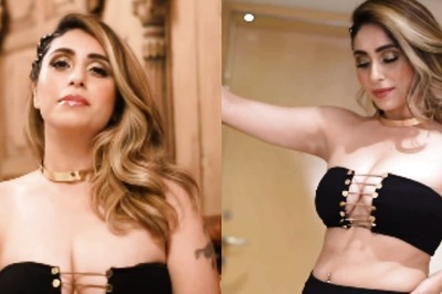 Neha Bhasin Showcases Her Ample Cleavage In Black Tube Top and Pants; Netizens Call Her 'Bomb'