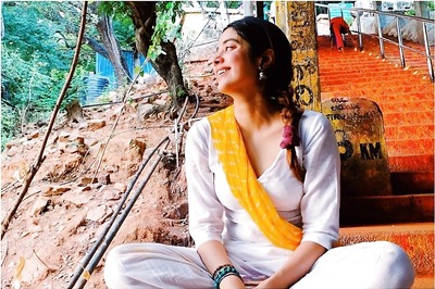 Janhvi Kapoor Rocks The No-Makeup Look in a Simple Ethnic Outfit