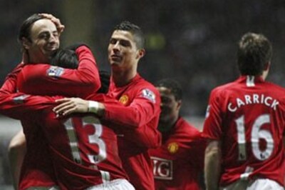 Berbatov fires Manchester United past Newcastle