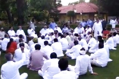Rajasthan Congress MLAs Sing 'Ram Dhun', 'Hum Honge Kamyaab' at Raj Bhavan Sit-in