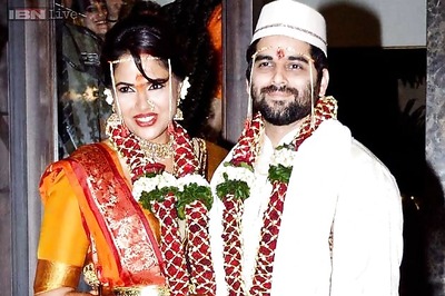 Sameera Reddy marries fiance Akshai Varde, groom arrives on a bike