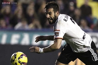 Valencia win as late goals abound in La Liga