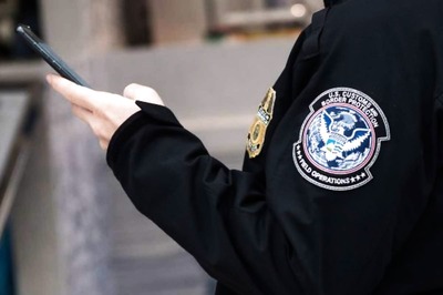 Cow Dung Cakes Found Inside Indian Passenger's Bag by US Customs at Washington Airport, Destroyed