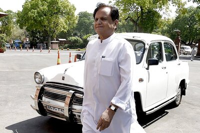 Ahead of 2019 Polls and Drying Party Coffers, Rahul Hands Treasurer Mantle to Trusted Aide Ahmed Patel