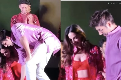 Kartik Aaryan Wins Hearts As He Helps Kiara Advani Put On Shoes, Fans Call Him Chivalrous; Watch Video