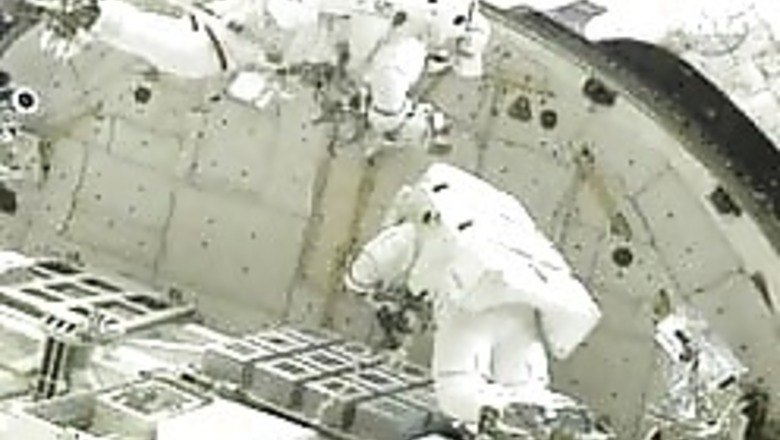 Spatula escapes Discovery spacewalkers