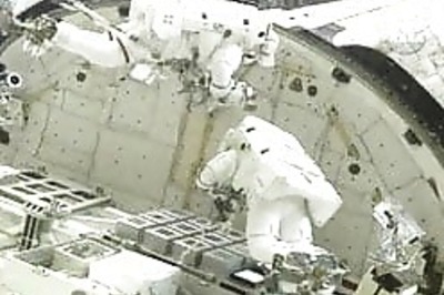 Spatula escapes Discovery spacewalkers