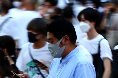 Japan to Bar New Foreign Arrivals Over Virus Variant: PM