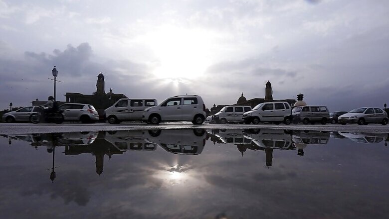 Delhi Wakes up to a Warm Sunday, Chances of Rain Tomorrow