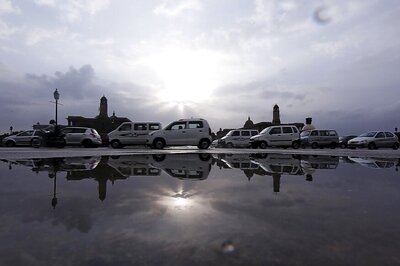 Delhi Wakes up to a Warm Sunday, Chances of Rain Tomorrow