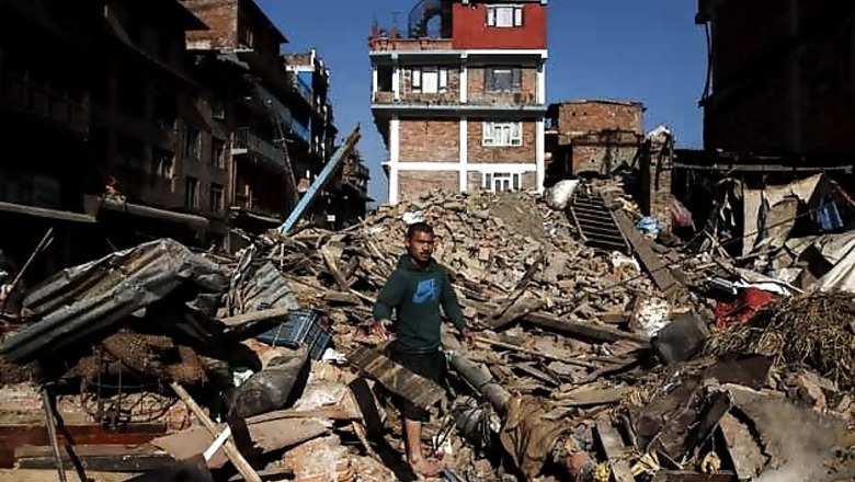 Fresh earthquake jolts Nepal as death toll crosses 7,500