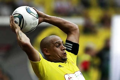 Former Brazil defender Roberto Carlos retires