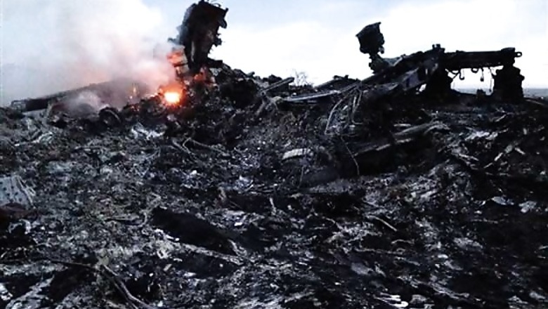 Dutch experts help recover MH17 crash items despite nearby clashes