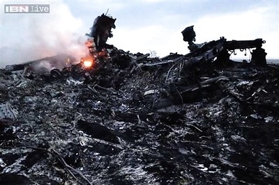 Dutch experts help recover MH17 crash items despite nearby clashes