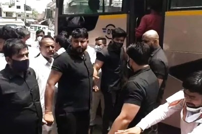 UP Local Polls: Riding Luxury Bus, Guarded by Bouncers, Baghpat BDC Members Arrive to Cast Vote