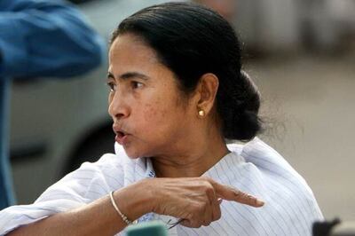 Mamata threatens 'Cholo Lal Qila' march if no moratorium