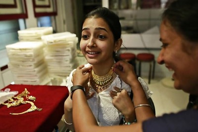 Gold languishes around 2010 low on US rate hike bets