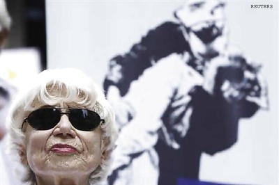 WWII nurse in iconic Times Square kissing photo dies